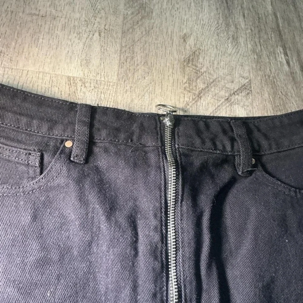PacSun Black Denim Mini Skirt‎ Zipper Detail Size 26 Y2K Streetwear Going Out